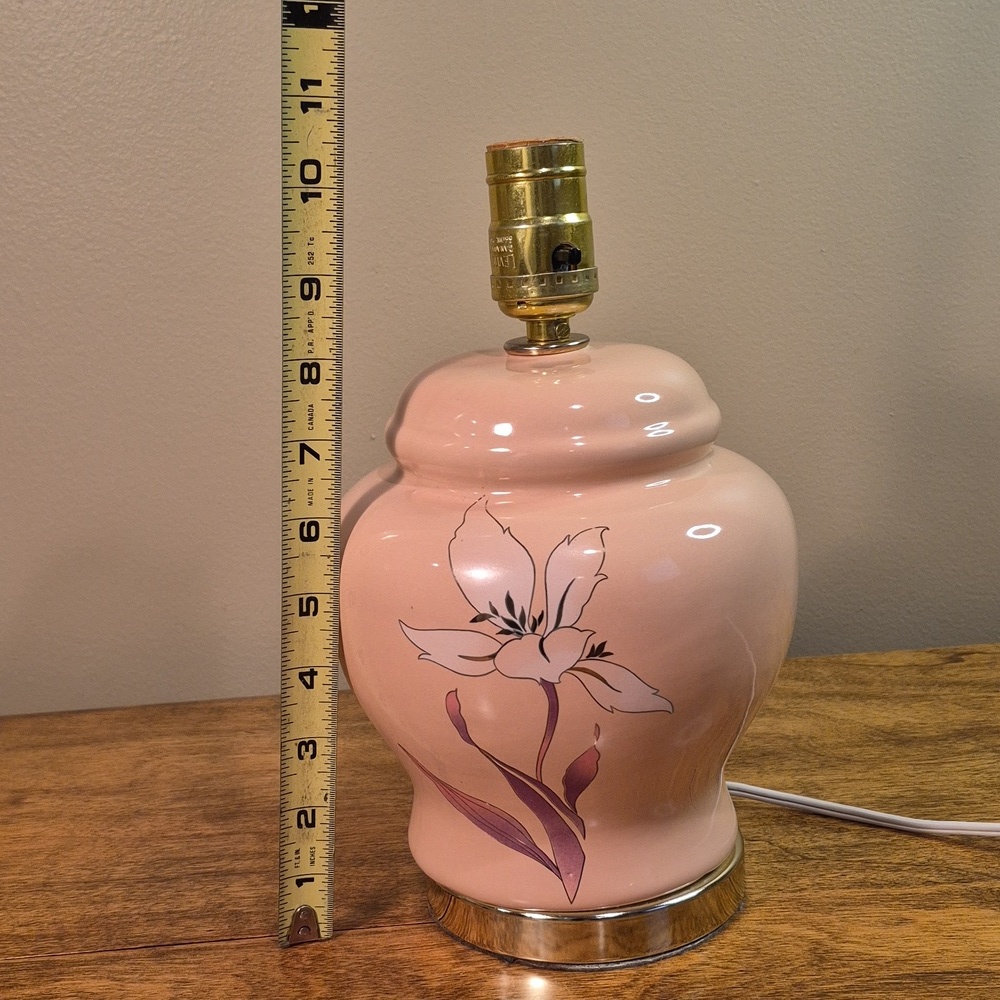 VINTAGE 80s Peach Ginger Jar Style Ceramic Table Lamp with Gold Tone Bottom Base - Picture 15 of 16